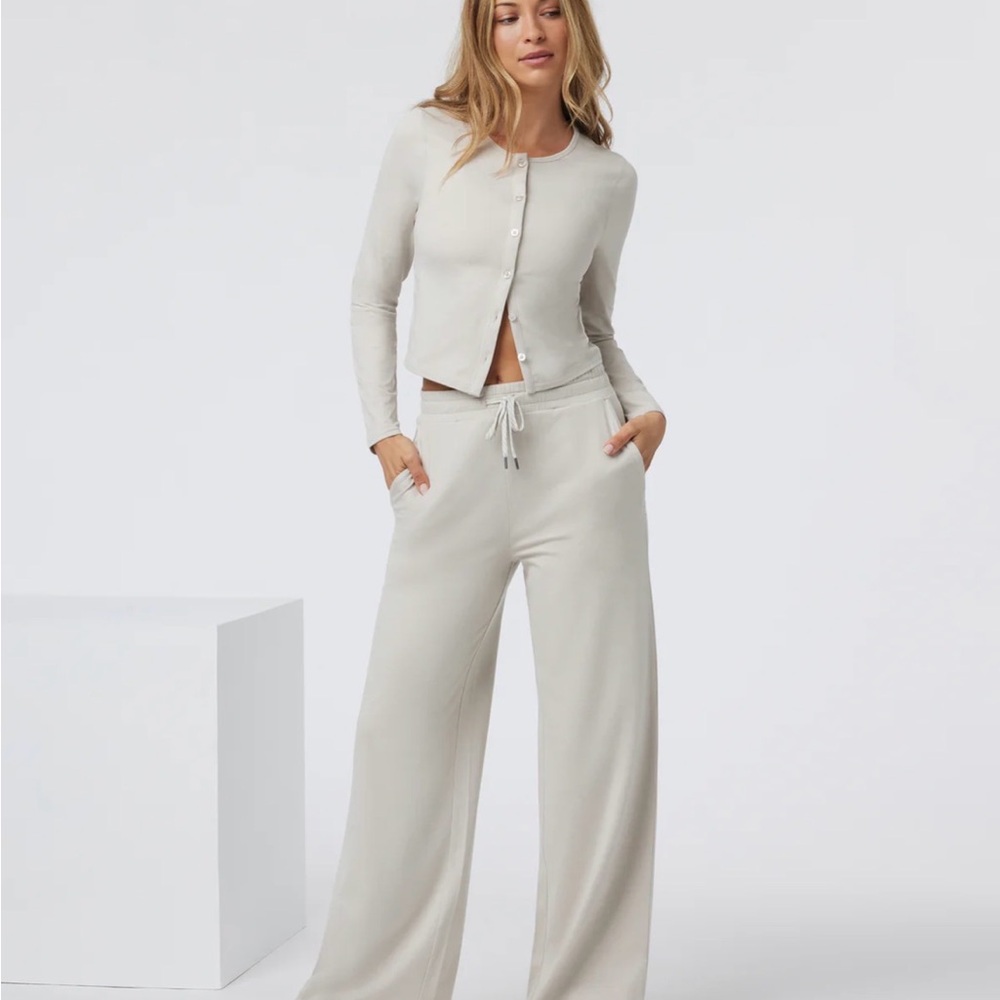 NWOT Vuori wide leg halo pant in Ecru Heather, medium